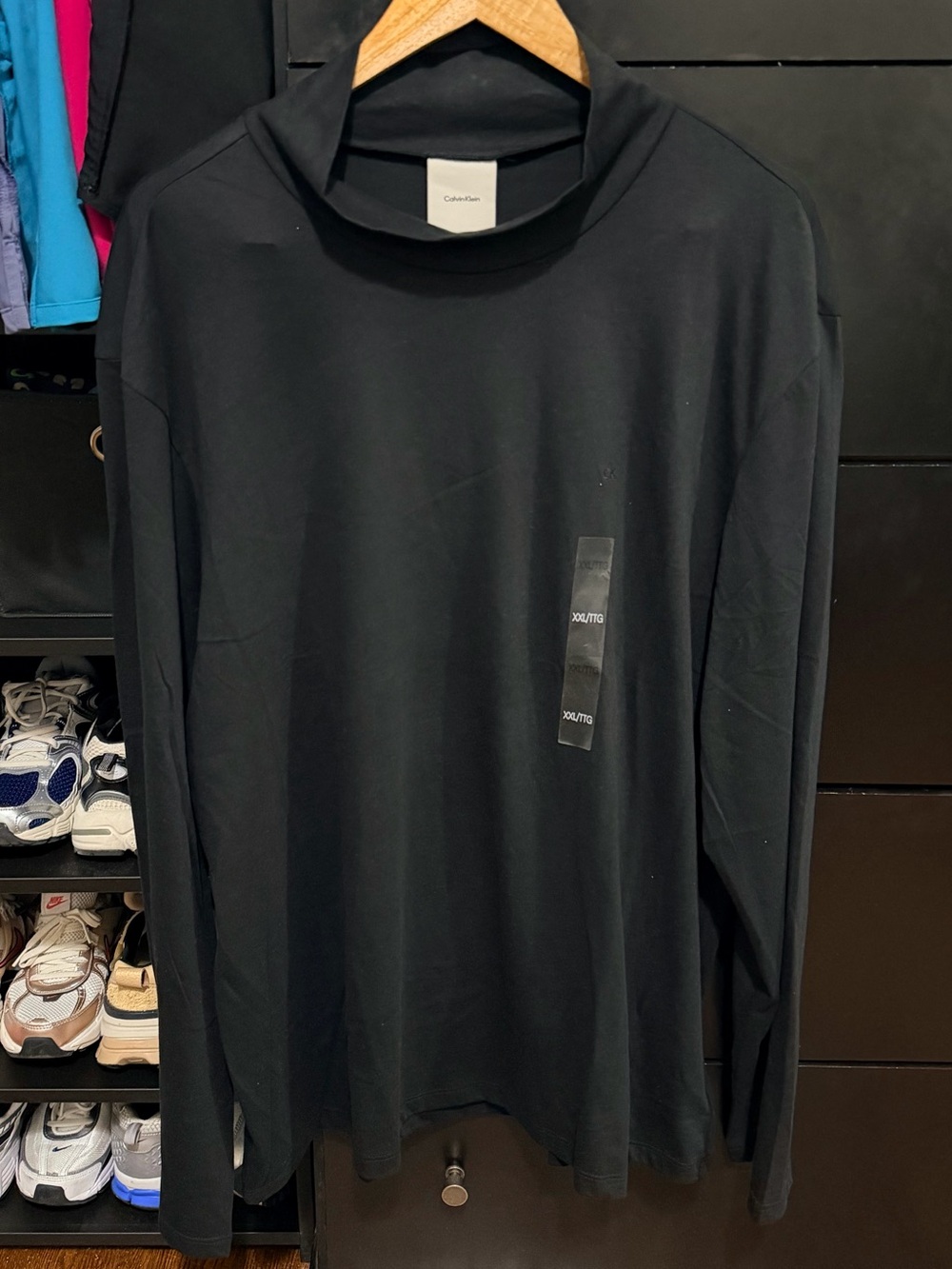 Calvin Klein Men’s Black Long-Sleeve Tee with Subtle Logo Detail